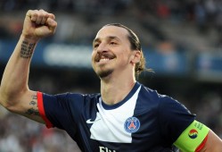 阿根廷不眠夜数十万人游街梅西落地点赞微笑不停